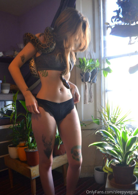 sleepyvegan nice model pic