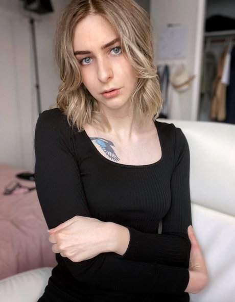 Miss Crows Nest model perfect image