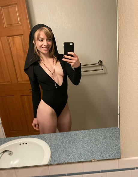 madygoeswest sexy pornstar img