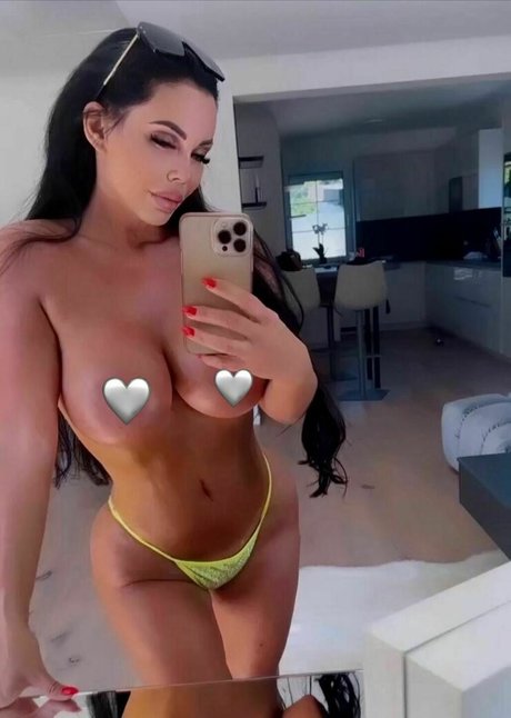 Onlyheni model perfect photo
