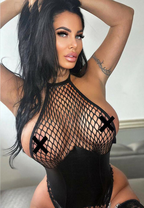Onlyheni model sexy photos