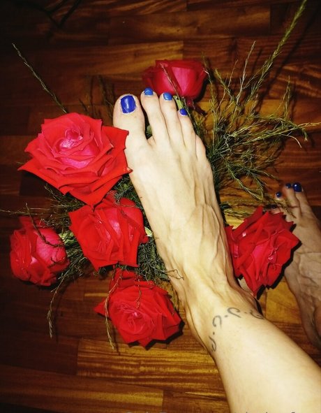 clarita feet nude actress pics