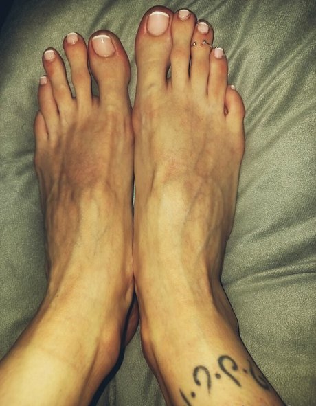 clarita feet naked model images