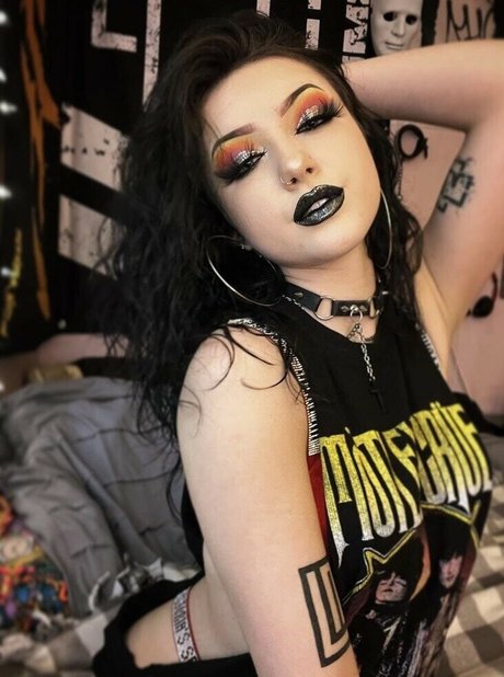 ghostwifeey nice model pic