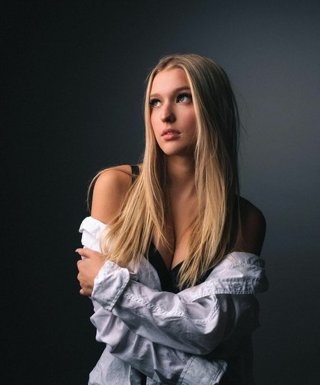 Emma Welyki adult star image