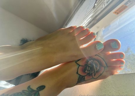 Barefootbbabyvip nude model pic