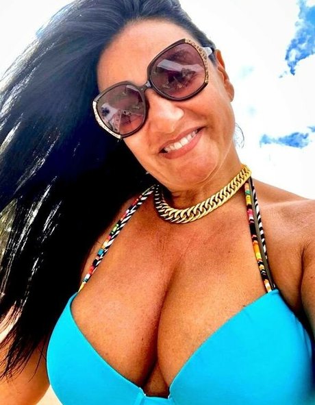 Angela Cavagna star exclusive pic