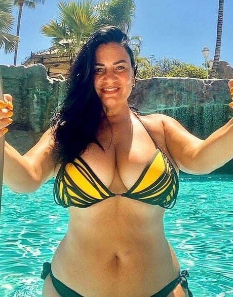Angela Cavagna hot actress pics