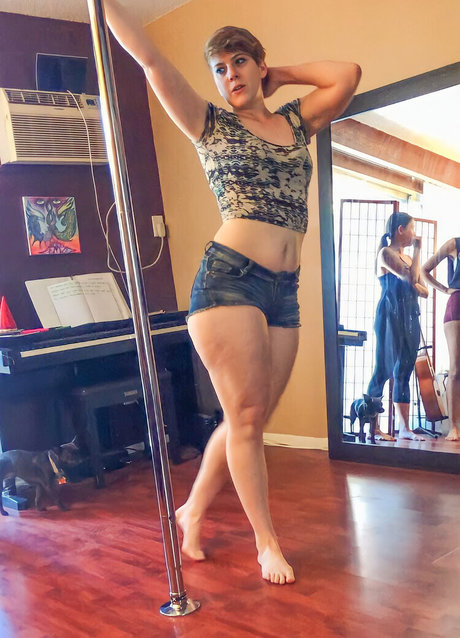 Mindless Entertainment model high quality photos