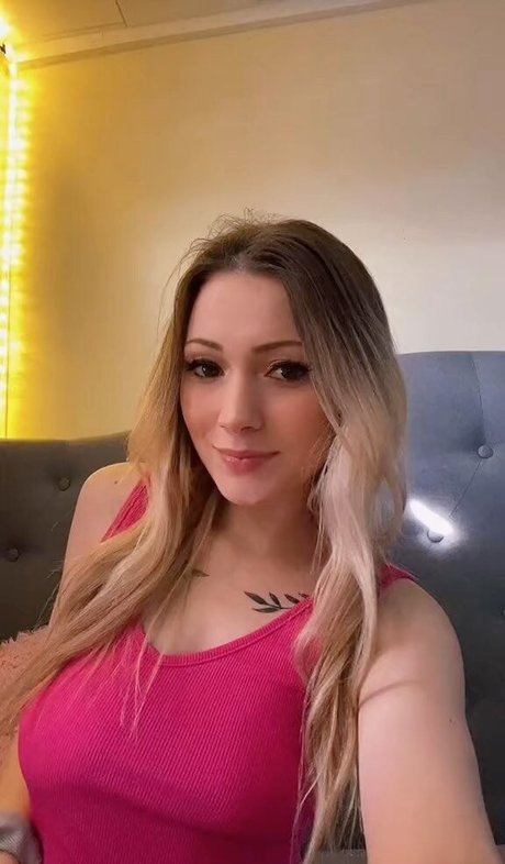 Little Momma naked pornstar image