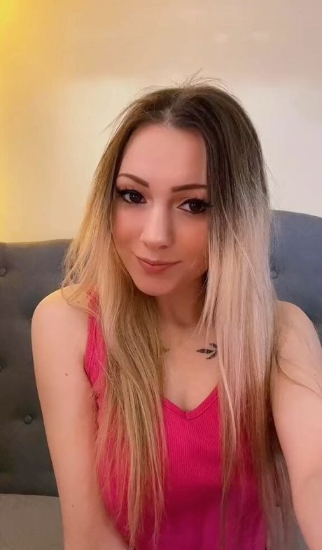 Little Momma nude model pictures