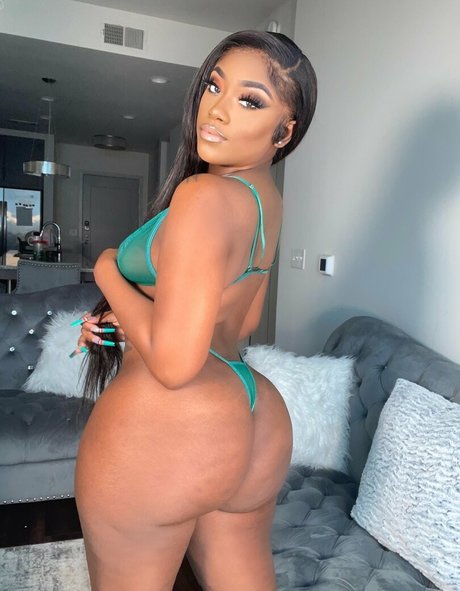 eclassfree naked model img