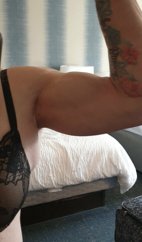 laceys muscular calves nude model picture