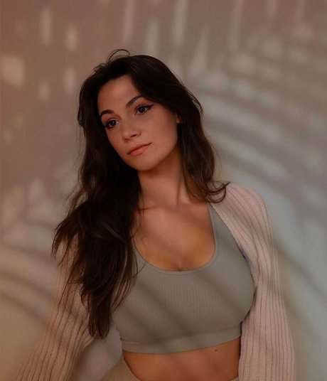 alexiarayeigshid model top image