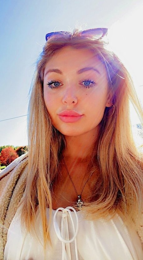meakelena naked pornstar photo