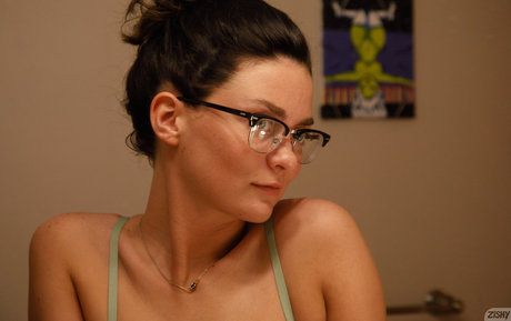 Savannah Small nude model pics