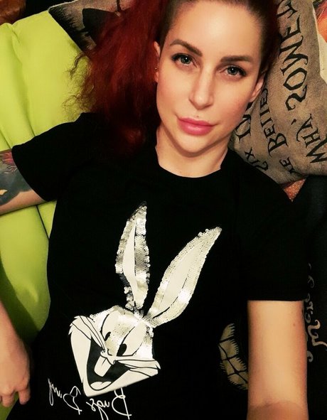 larraphoenix hot model pictures