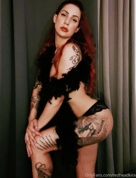 larraphoenix model nude photo