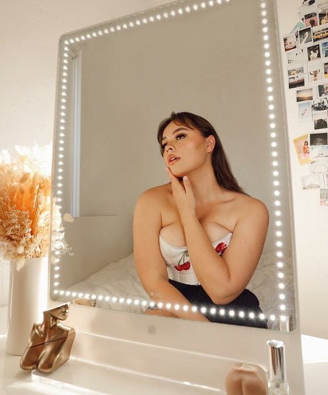 Venezia Cruz sexy star photo