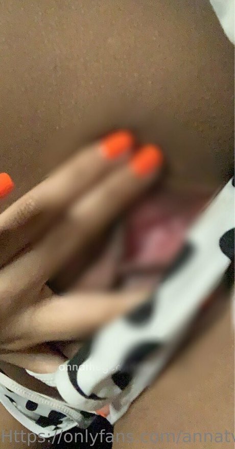 annatv naked model picture