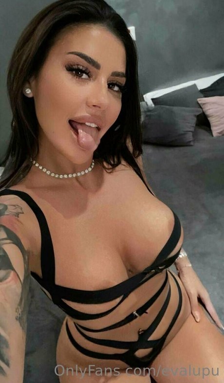 evalupu naked model image
