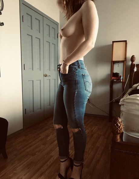 momsdoor erotic model pic