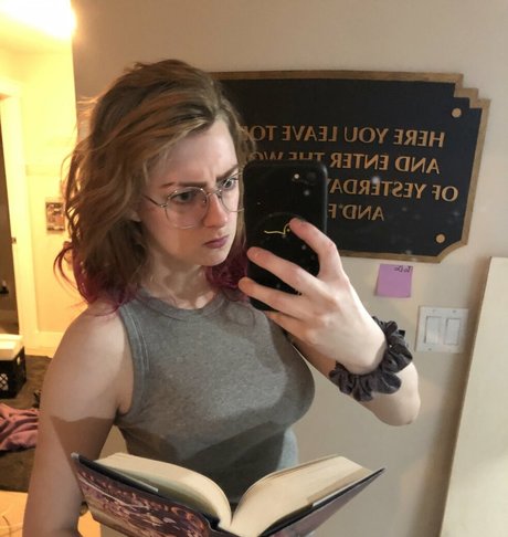 SuopOnTwitch model erotic image