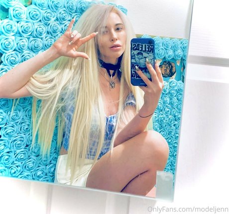 modeljenn top profile image