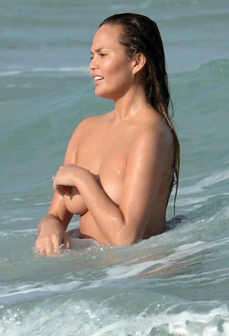 Chrissy Teigen star sexy images