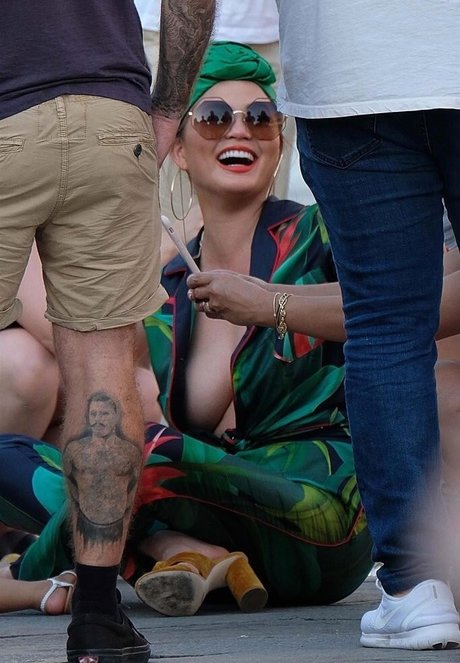 Chrissy Teigen model sex pic