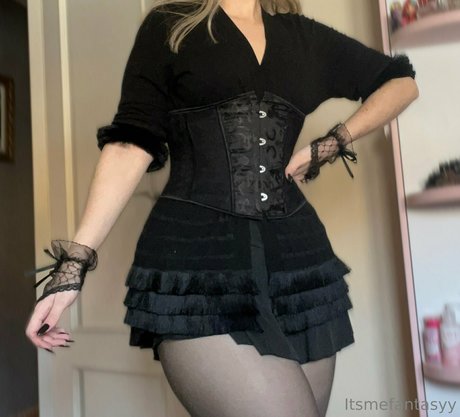 itsmefantasyy naked model image