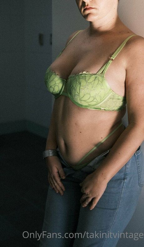 takinitvintage naked model image