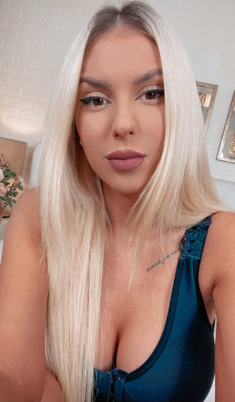 tonnia nude star picture