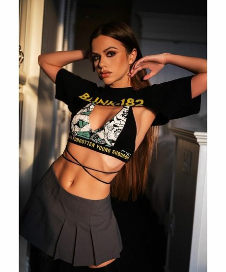 adelinesofficial pornstar beautiful pic