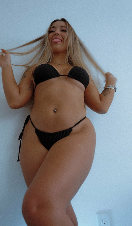 taylorsatomi nudes model img