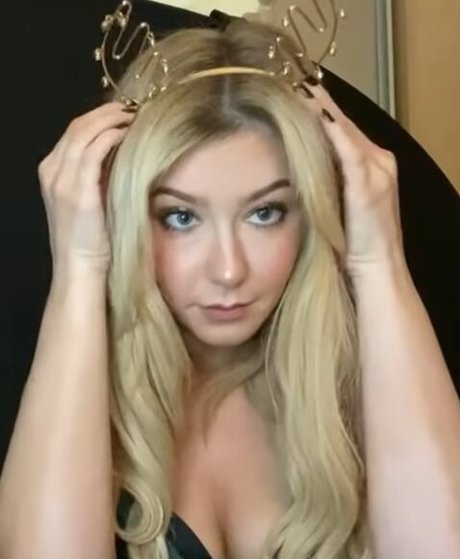 Creative Calm ASMR nude model pic