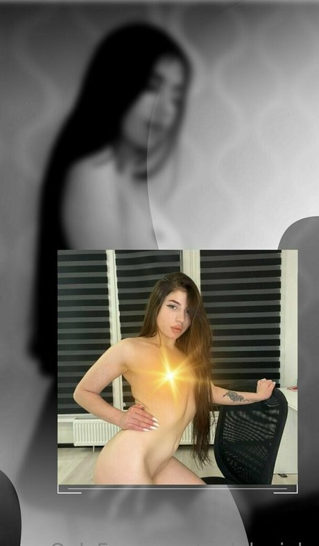 saddleviola model nude photo