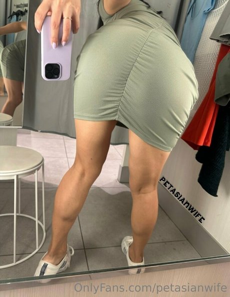 petasianwife sexy model photo