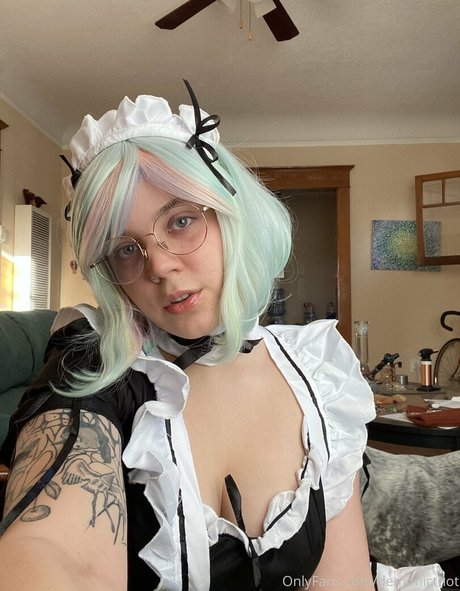 demonicthot naked model img