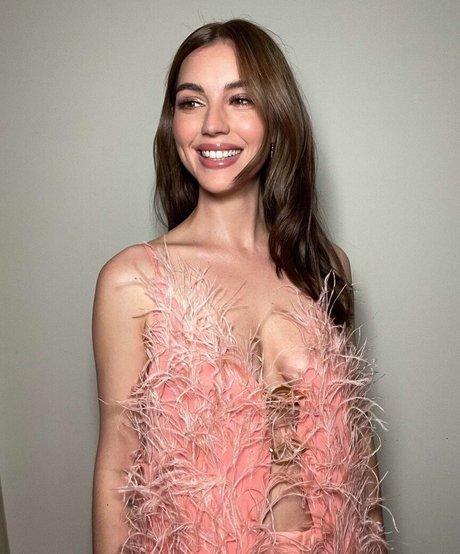 Adelaide Kane perfect star pic