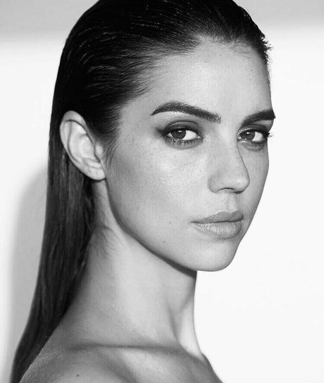 Adelaide Kane star adult pics