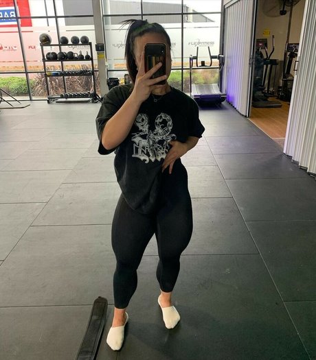 LouiseWhyyte naked model gallery