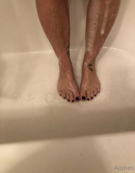ajonesfeet model img