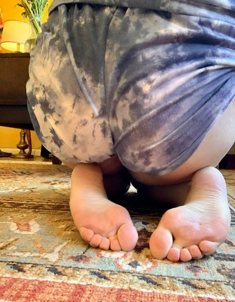 ellesfeet8 adult model photo