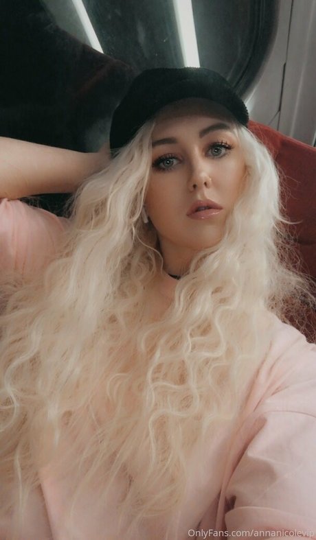 annanicolevip pornstar naked photo