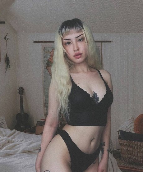 Simge Akkus star sexy pics