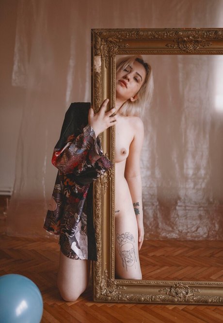 Simge Akkus model naked picture