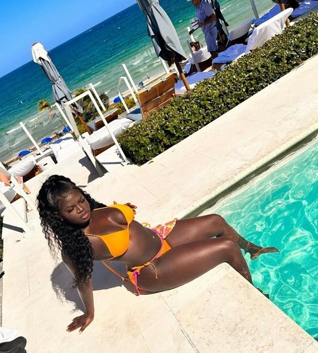 doseofneez model hd pics