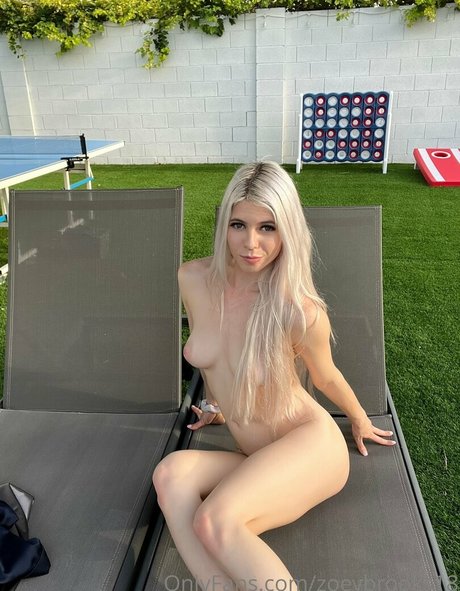 freshmanzoey18 porn model image