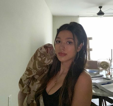 leahfrag hd actress pic
